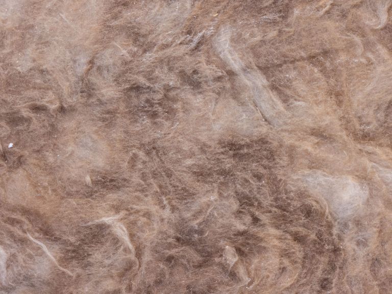 Nahaufnahme einer Mineralwolle Dämmmatte mit sichtbarer Faserstruktur