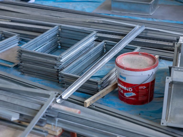 Bündel verzinkter Metallprofile für eine Trockenbau Unterkonstruktion